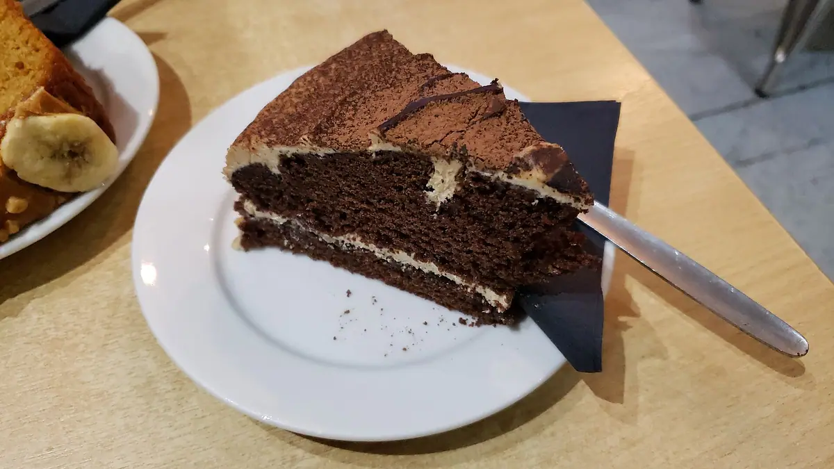 Lynda's Cakes and Tearoom – cake shop in Saughall, Chester